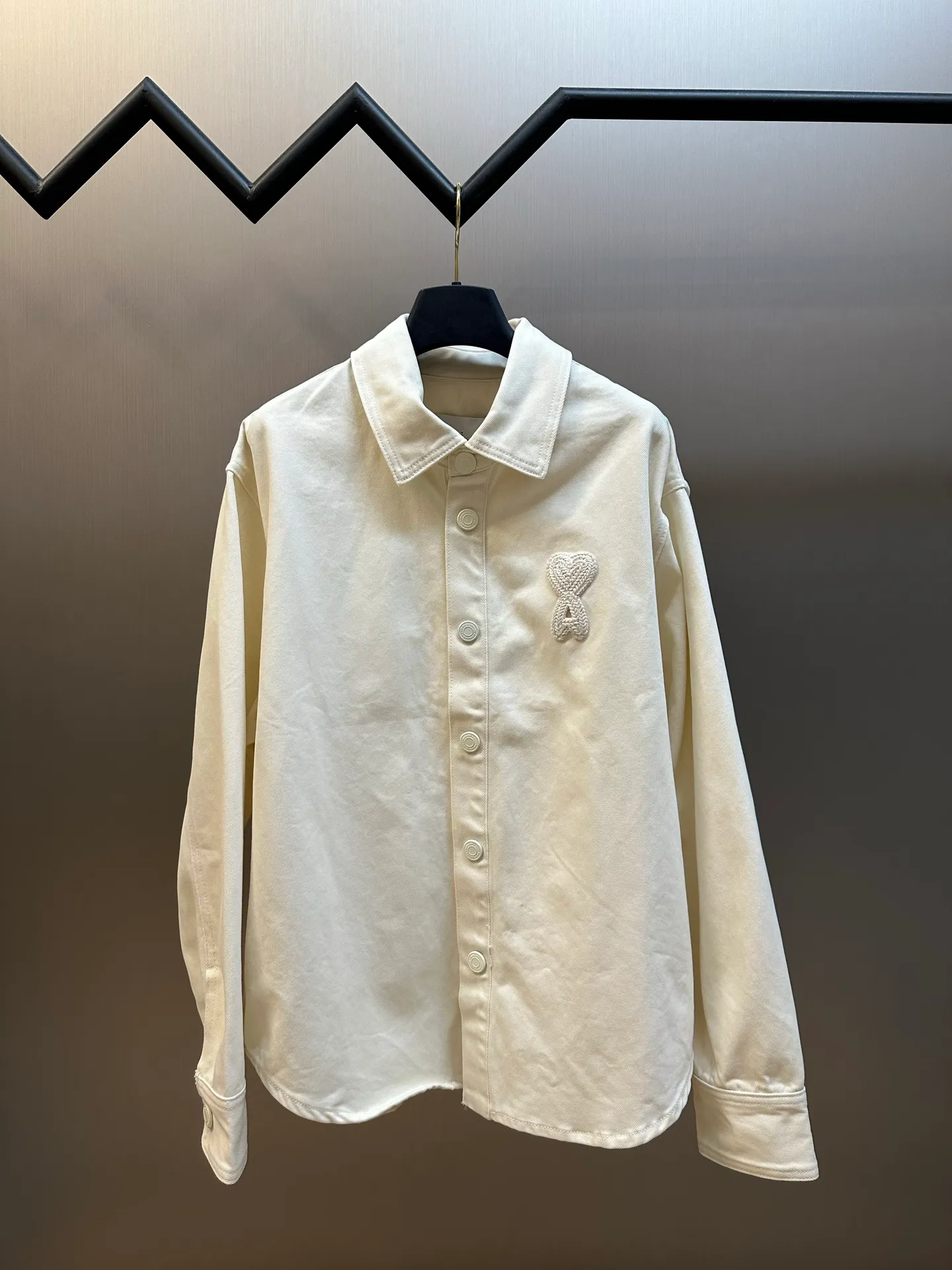 Ami's woven love denim jacket is made of custom-made gelatin soft-gloss combed cotton. The love logo is woven on the chest and is integrated into the body texture with fine stitching. It has its own Maison logo and a minimalist shirt silhouette with a stretch. Using imported machine embroidery seal technology, advanced computer control system and precision mechanical components, Ami weaves the love logo operation. Stone grinding, light fermentation + pulling, bleaching and softening. The mutual friction between the pumice stone and the clothes will cause wear and fading effects on the surface of the denim. Through the combination of pulling and bleaching, the clothes will produce a certain texture and stretching effect while bleaching. Stir-fried snowball Stir-fried salt Specially prepare the corresponding solution, add a certain amount of dye, soak the denim material in it to absorb the solvent, then scrub it and dry it to further fade and oxidize size: s m l xl